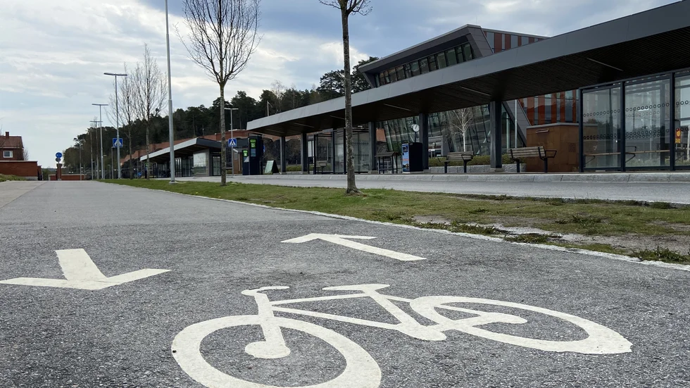 Vid lunchtid på måndagen var det helt tomt på Strängnäs resecentrum, till skillnad från i lördags kväll då det stod bussar vid terminalerna och det var resenärer i rörelse. Trots det ska en man i 60-årsåldern ha blivit attackerad på gång- och cykelvägen.