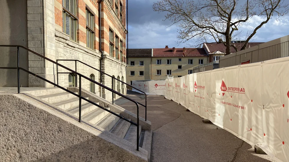 Slottsskolans skolgård har decimerats något under byggtiden av det nya åttavåningshuset intill skolbyggnaden. Om två år ska skolgården återställas, enligt K-fast.