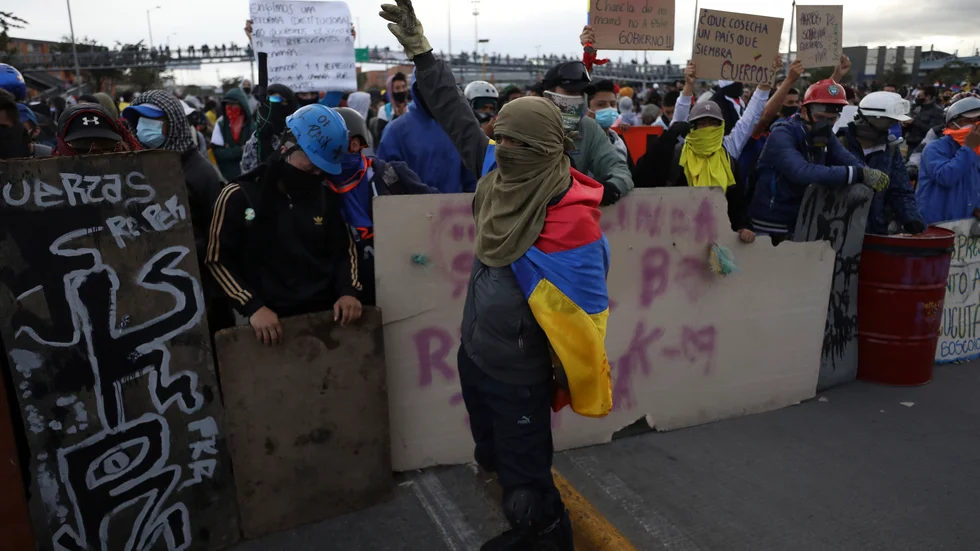 Demonstranter i Bogotá. Att försöka höja skatten för en stor del av befolkningen under pandemin blev startskottet för protesterna.