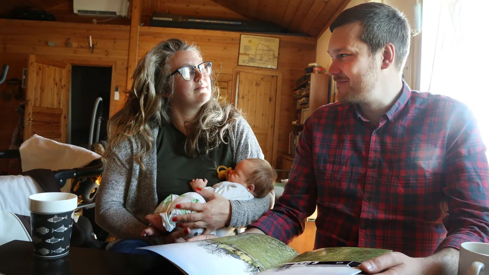 Elsa Langland och Johan Andersson har tittat på 40 objekt och missat fyra budgivningar, innan ett hus äntligen blev deras. Om tre veckor flyttar de in med hund och nyfödda sonen Eskil i 1930-talshuset i Väte.