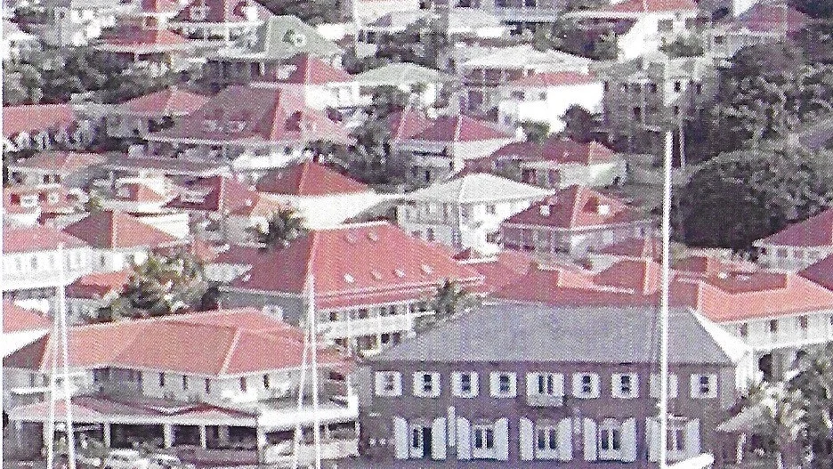 Huvudstaden Gustavia, efter Gustav III är en liten tätbefolkad idyll med många svenska namn på gatorna.