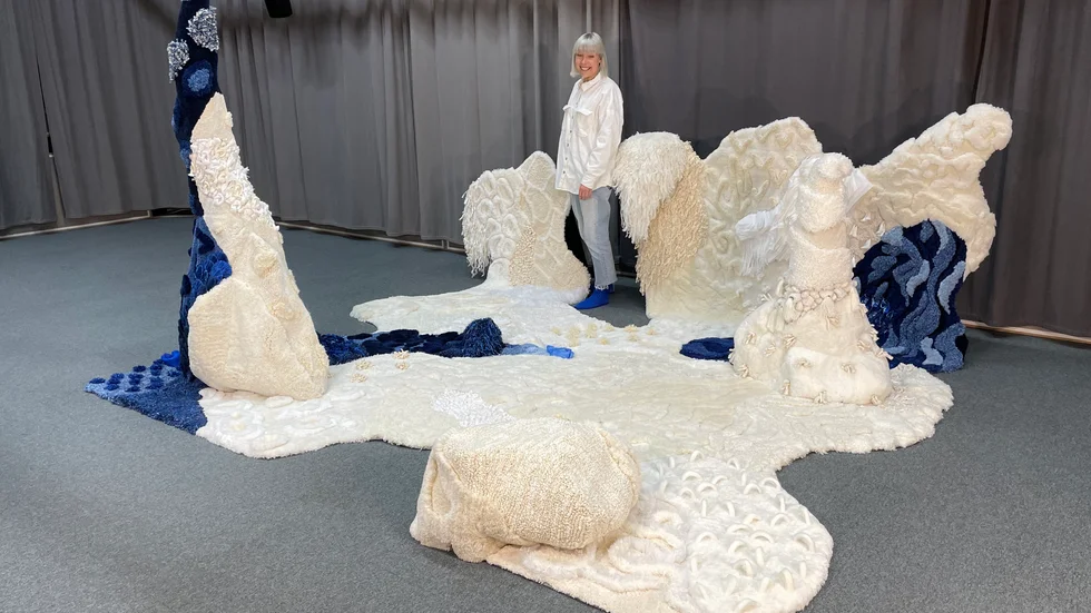 Sofia Bahlner med sin textilinstallation, mjuka skulpturer som växer upp från golvet. Visas på Konstfacks vårutställning från den 22 maj.