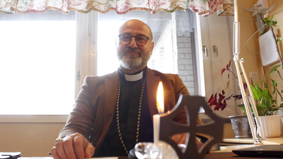 Pastor Rimon Murad på Equmeniakyrkan i Malmköping uppmuntrar till att tända ljus när det känns mörkt. Kyrkan tar emot enstaka besökare åt gången när de håller öppet på torsdagar.