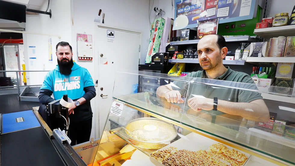 Mushtak Al-Zohiri och Mohammed Abu Hilal fick möta rädda kunder dagen efter bilbränderna.