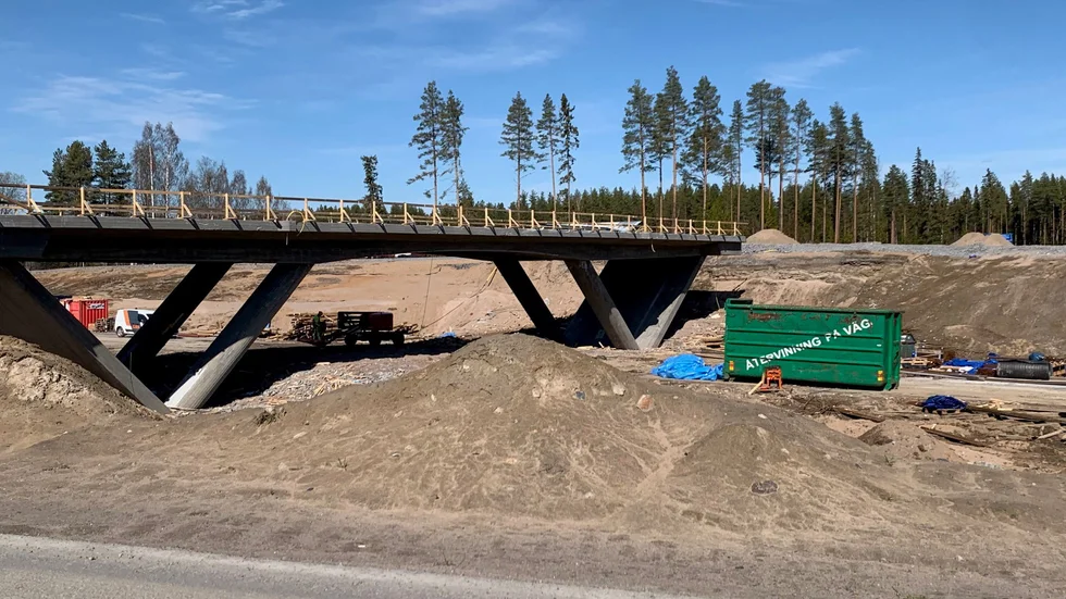 På tre platser efter sträckan Södra Sunderby–Sävast byggs trafikplatser. Projektet har en budget på en halv miljard och ska vara klart under hösten 2022.