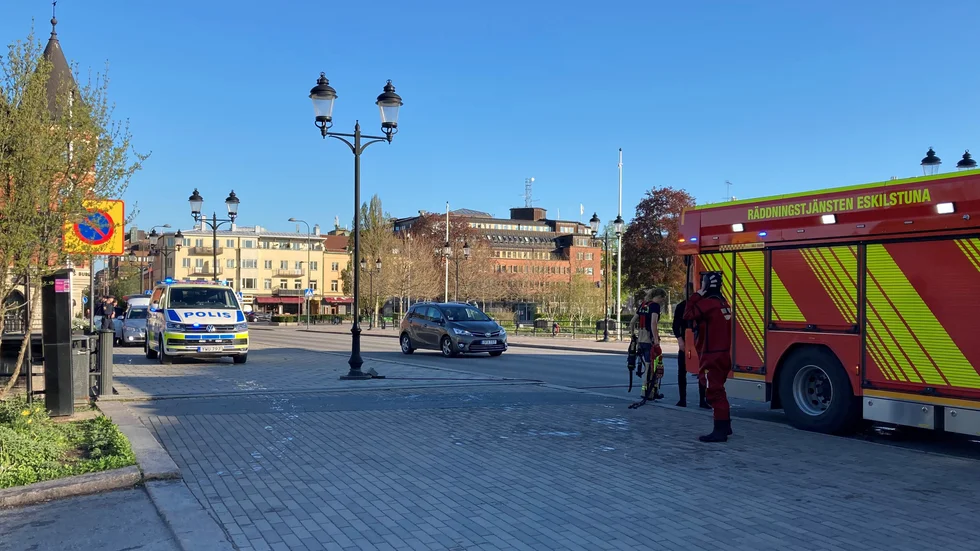 Polis och räddningstjänst larmades till Rådhusbron i Eskilstuna tidigt på tisdagsmorgon.
