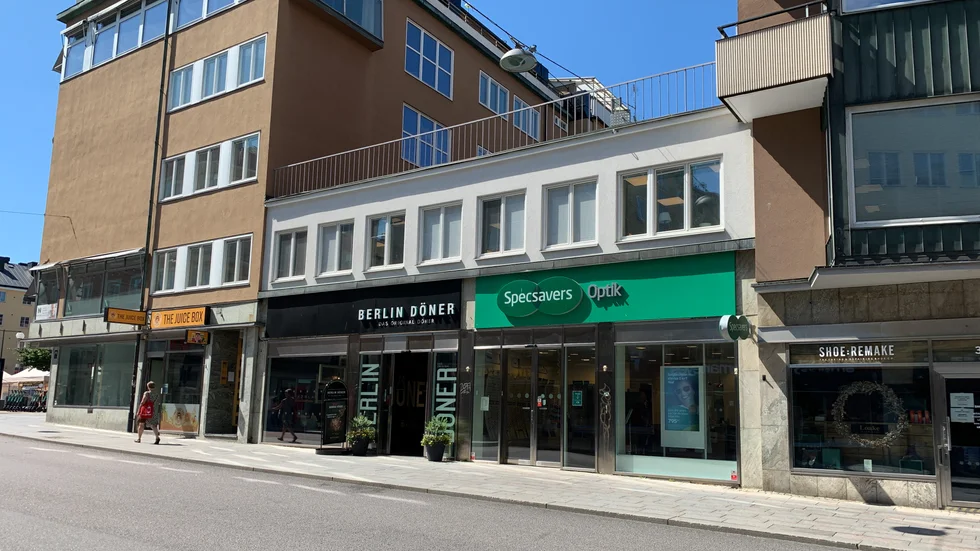 Det här huset på Sankt Larsgatan förblir lågt. 