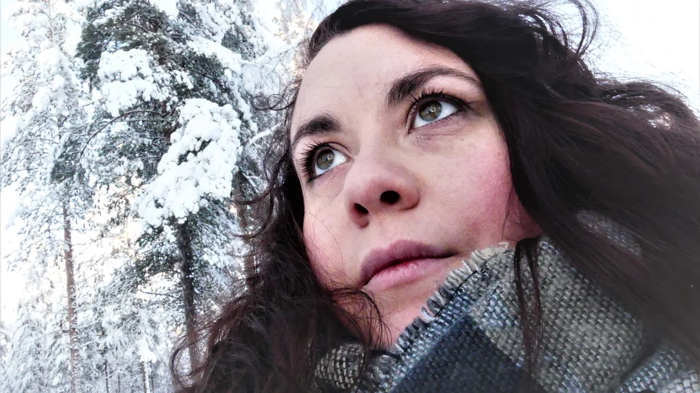 "Jag tror att vi behöver prata mer om svåra upplevelser och känslor", säger Josefin Silan Karlsson, konstnär och poet från Vidsel.