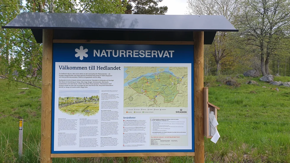 Informationstavlan vid Hedlandet är på plats efter många års väntan.