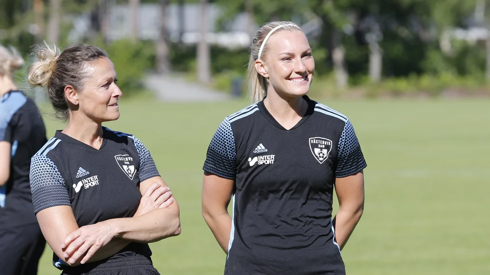 Pia Winness Jonsson och Vilma Winqvist blir två viktiga spelare för Västervik Damfotboll med sin rutin.