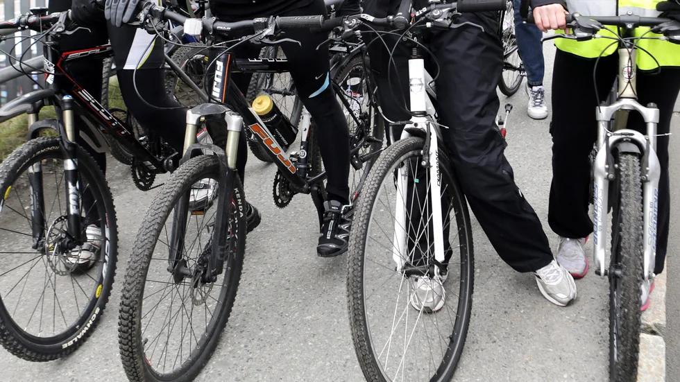 En pojke blev hotad med gevär när han var ute och cyklade med sina kompisar. Bilden föreställer andra personer.