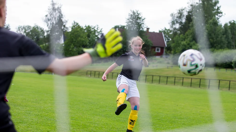 Mjölby AI:s Alma Gransö åker på fotbollsläger varje gång hon får tillfälle. För där får hon träffa nya tjejer att spela fotboll med.