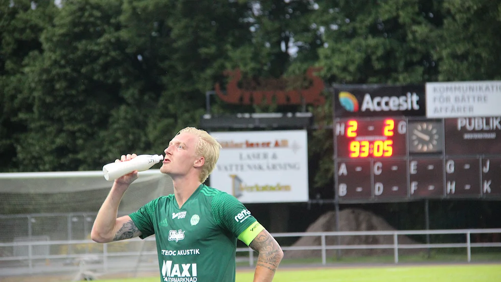 2-2 på tavlan efter en makalös urladdning sista tio minuterna. "Varje match lever sitt eget liv", säger ESK-tränaren Henrik Norrström, men för spelarna är det knappast någon nackdel att veta att man tagit poäng av serieledaren en gång tidigare i år.