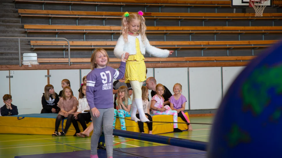 Många uppträdde tillsammans och visade flera olika konster när Cirkus Cirkör ordnade nycirkusskola i Öjeby sporthall.