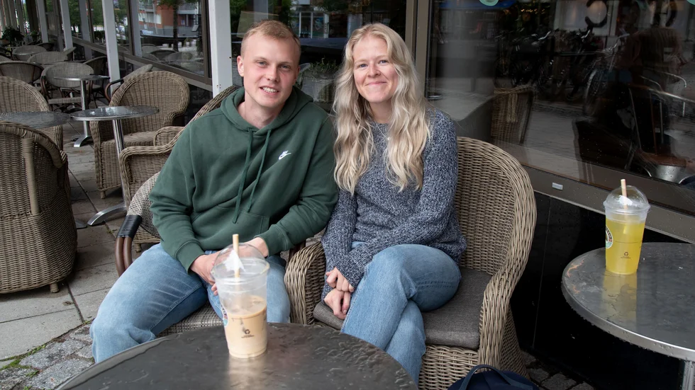 Filip Nilsson och Vilma Westbom, studerar i Umeå men är från Piteå. "Vi såg omröstningen på tv under måndagsmorgonen. Vad regeringskrisen betyder för Sverige har vi inte spekulerat så mycket i men efter förra valet blev det extra krångligt med många rundor hos talmannen. Jag hoppas att det blir tydligare nu. Vi har pratat mycket om hur ett extraval skulle gå till i dessa covidtider. Hur skulle man lösa det?",  säger Vilma Westbom.