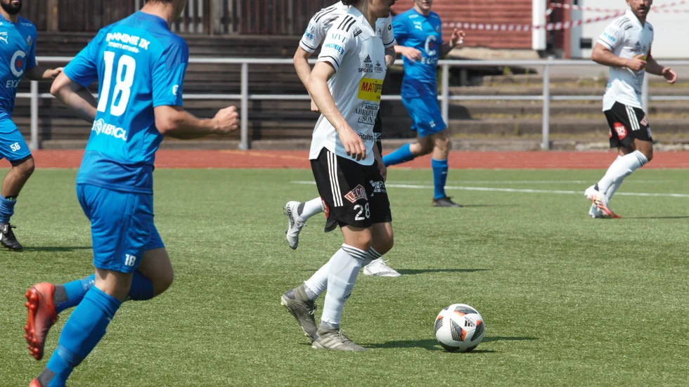 Motala AIF:s tidiga toppmatch på onsdag mot Syrianska FC flyttas inte. Det blir krock med Sverige i EM.