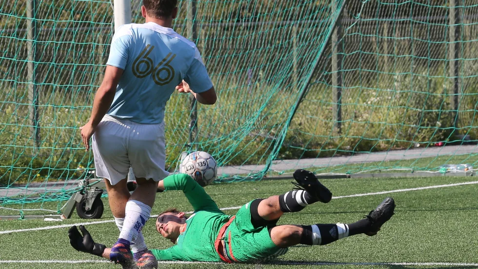 Lucas Hjerp pressade högt, snodde bollen från Fårösundmålvakten Robert Leal och satte 1-0 redan i andra minuten.