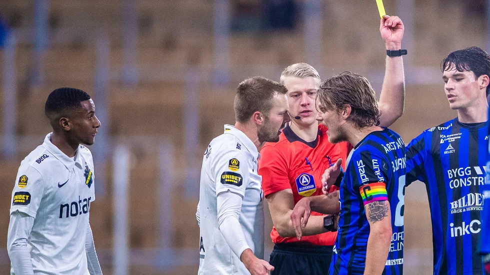 Tim Björkström i en het diskussion med landslagskaptenen Sebastian Larsson när Sirius senast mötte AIK.