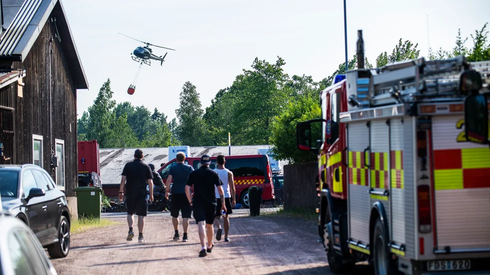 Räddningspersonal på plats under lördagen vid ledningsplatsen i Finsjö under skogsbranden.
