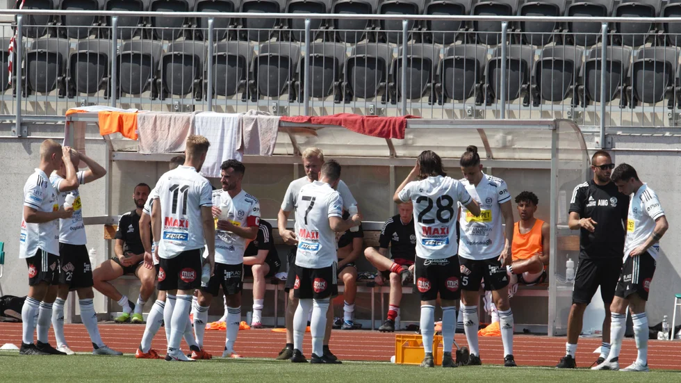 Maiflaget svalkar sig och pratar taktik i en av vattenpauserna. Hela 5-1 blev det till slut mot Rynninge. Nu blir det tidig toppmatch på onsdag, mot Syrianska.