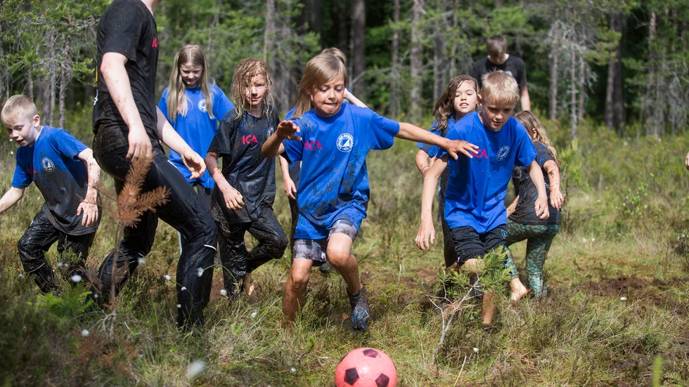 Solskolan avslutades med träskfotboll. Något som deltagarna sett fram emot hela veckan och spelglädjen gick inte att ta miste på. Eller kanske snarare glädjen över att få gegga ner sig så mycket som det bara var möjligt.