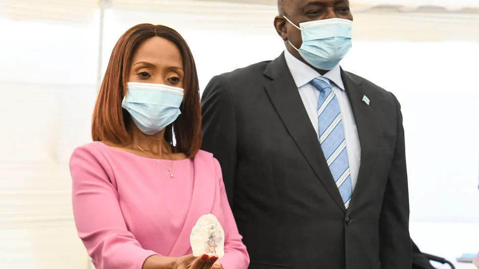 Botswanas första dam Neo Masisi betraktar, tillsammans med maken och presidenten Mokgweetsi Masisi, den nyligen upptäckta diamant som tros vara den tredje största i världen.