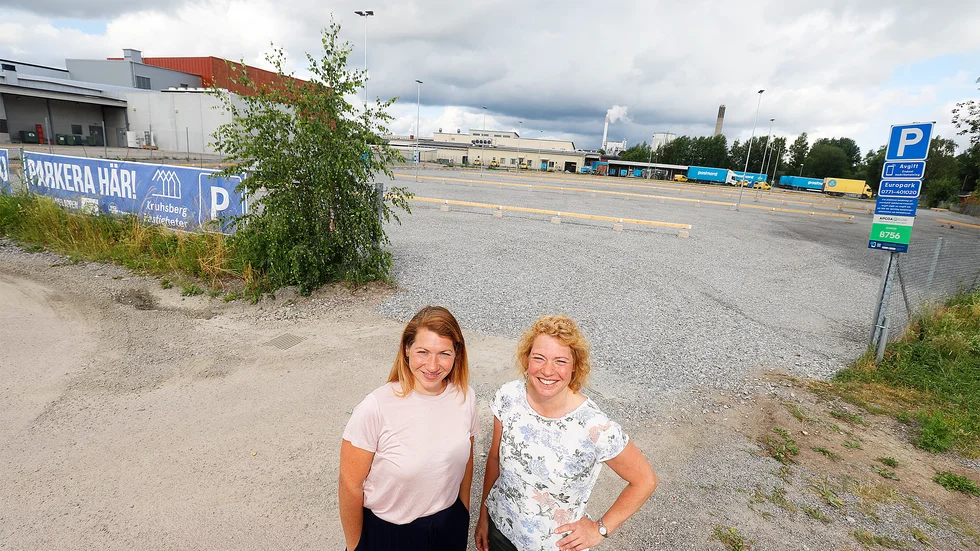 Syskonen Jenny och Maria Kruhsberg, på Kruhsberg Fastigheter, vid den nya parkeringsplatsen bakom Willys på Kungsgatan som öppnar i dagarna.