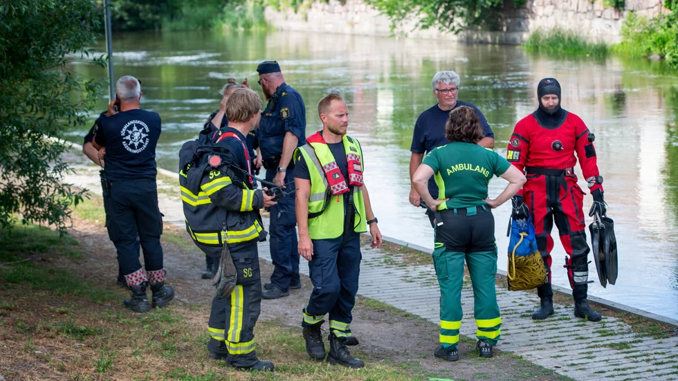 Personer ska enligt larm till SOS ha ramlat i Nyköpingsån vid Nyköpingshus och driva med strömmen mot hamnbassängen.