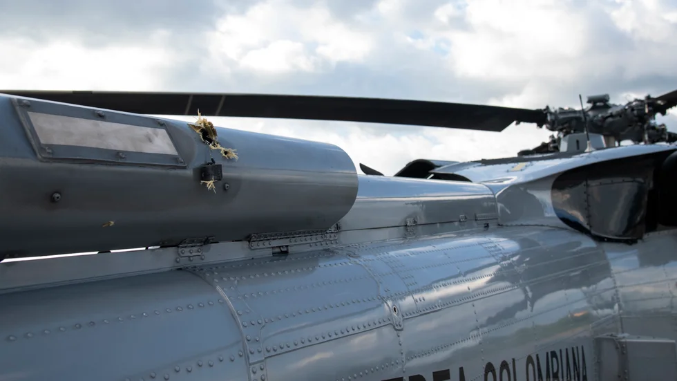 Kulhål syns på den beskjutna helikoptern efter fredagens attack.