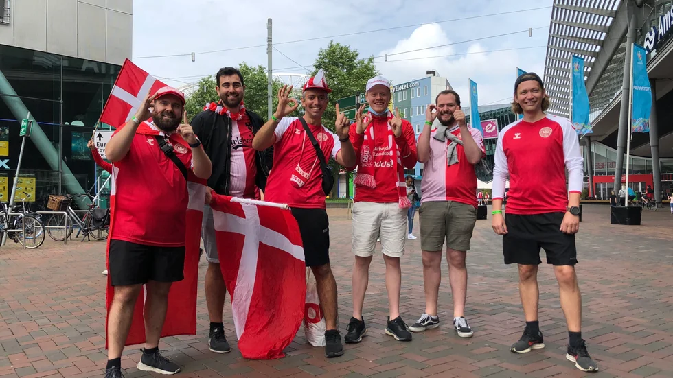 Optimistiska danskar på plats i Amsterdam. Casper, Muhammed, Anders, Oliver, Mathias och Kristoffer från Köpenhamn tror på 3-0 mot Wales. Åtminstone.