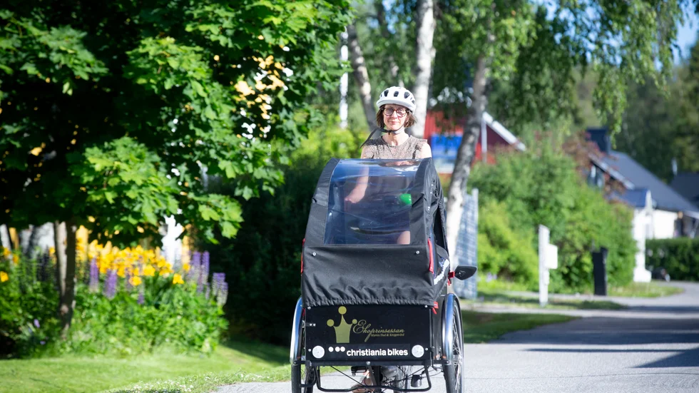 Marie Nordström använder sin eldrivna lådcykel året runt. 