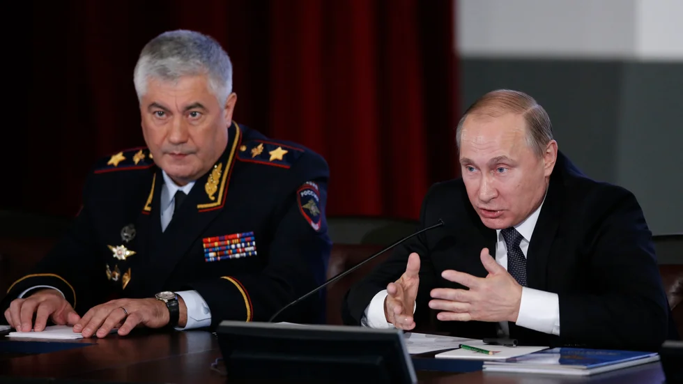 Rysslands inrikesminister Vladimir Kolokoltsev (till höger) tillsammans med president Vladimir Putin 2016. Kolokoltsev är föremål för en granskning gjord av journalisterna på Projekt. Arkivbild.