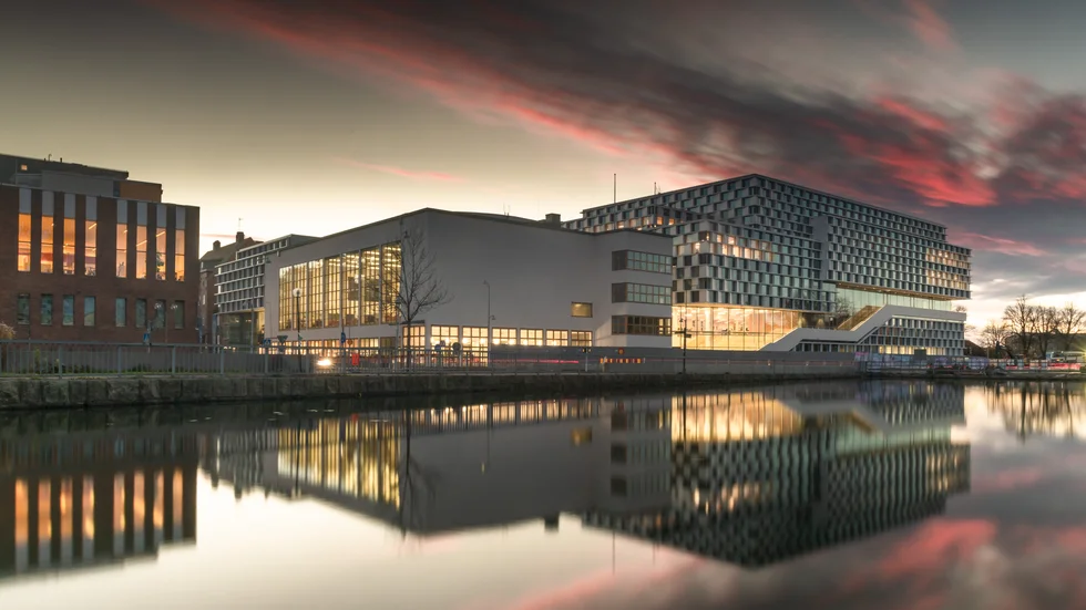 Mälardalens Högskola vid Eskilstunaån ritat av 3XN arkitekter. Ett intressant möte mellan ny och äldre arkitektur. Det gamla badet, ritat av Paul Hedqvist 1930, har bevarats och transformerats till nytt publikt ändamål – högskolans bibliotek.