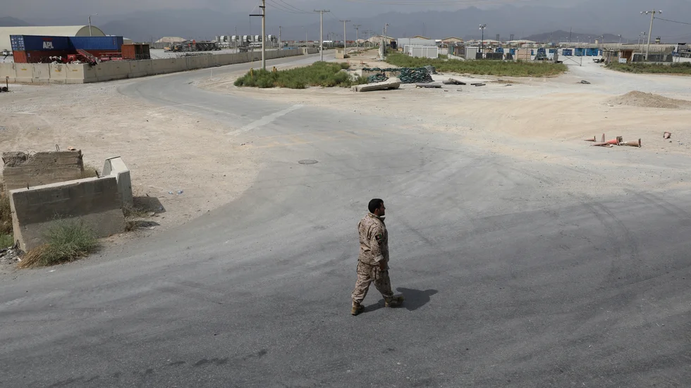 USA har lämnat över flygbasen Bagram, norr om Kabul till afghanska styrkor.