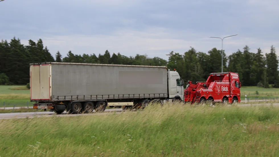 Två personer har häktats för brott mot alkohollagen efter tillslaget på adress i norra Uppland.