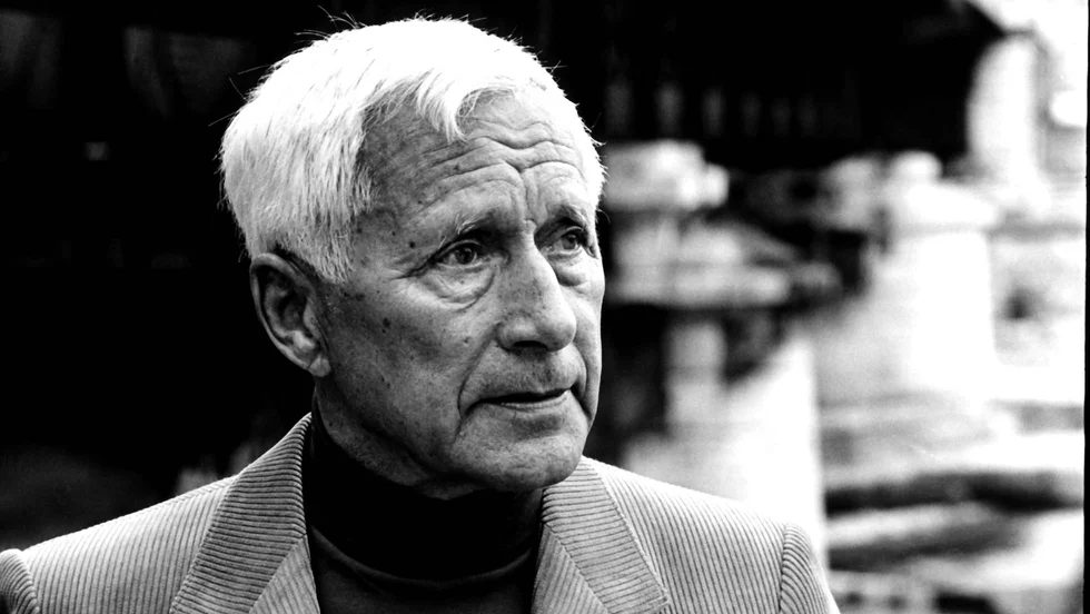 Ernst Jünger (1895–1998) var en av förra seklets med kontroversiella tyska författare.  Mest känd är han för sin första världskriget-memoar "I stålstormen". Han nominerades till Nobelpriset i litteratur hela fem gångar.