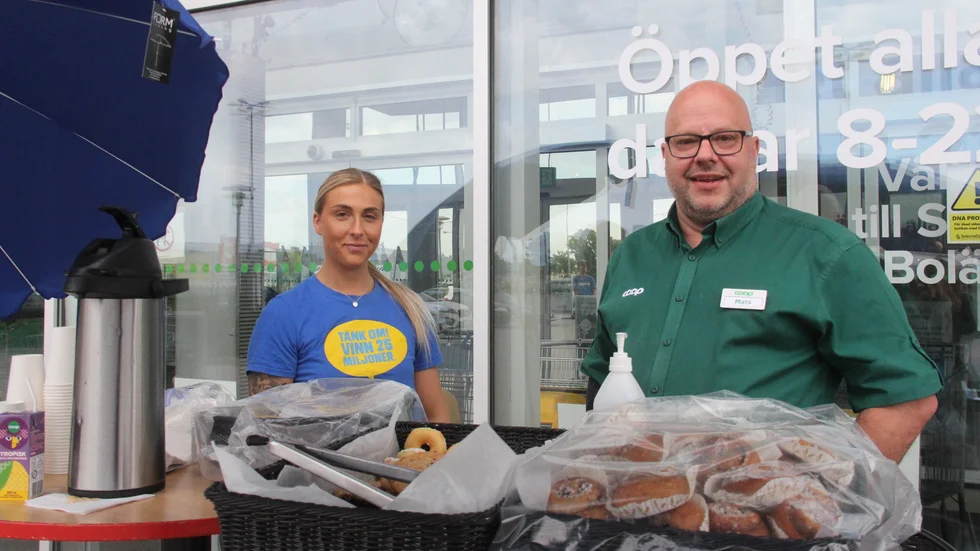 Stora Coop vid boländerna delar ut färskvaror som annars skulle kastas.