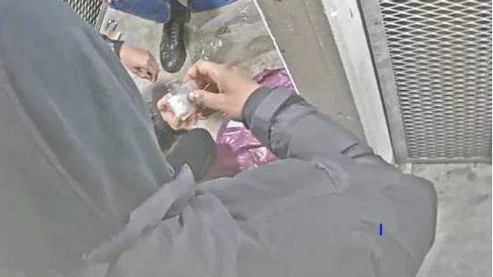 Drogförsäljningen pågick bland annat i ett källarutrymme i Vårberg, vilket polisen kunde se genom hemlig kameraövervakning. Bild ur förundersökningen.