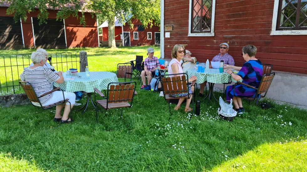 Fikapaus i skuggan.