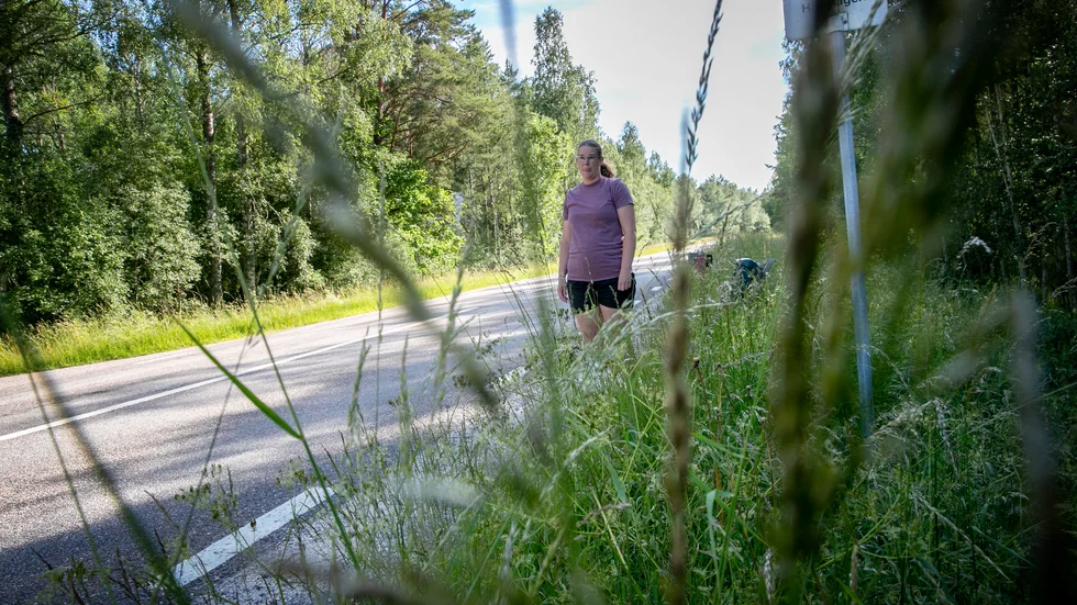 Åsa Johansson vid busshållplatsen Hästhagen som ligger längs med väg 219.