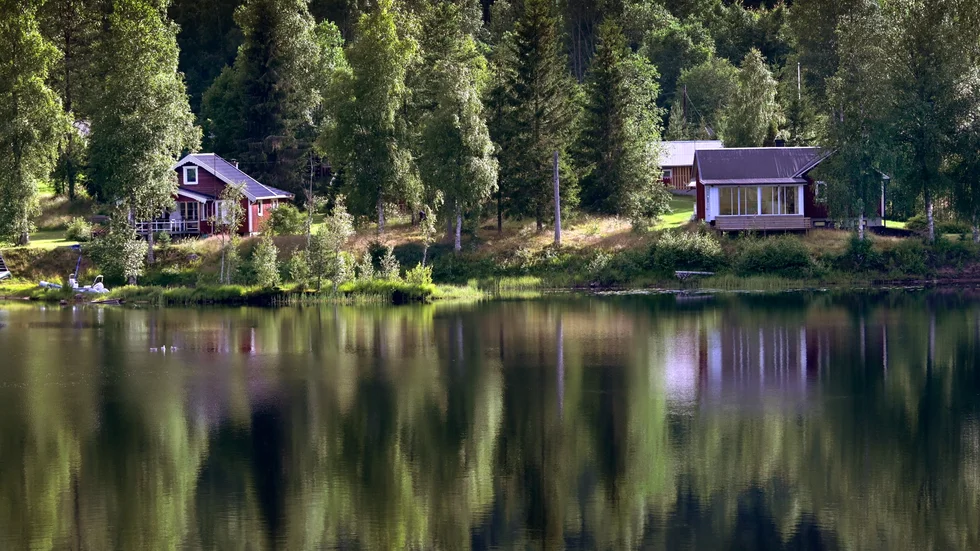 Sommardröm. Många längtar efter att vistas vid vattnet och det är orimligt att reglerna för strandskydd inte ser olika ut i olika delar av landet eftersom förutsättningarna skiljer sig åt. 