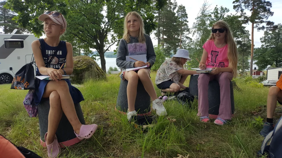 Isabella Jingåker, Agnes Persson, Alea Hederberg och Mia Rydström ska strax skriva varsin mening som börjar med "Jag önskar att...". Resultatet blir en gemensam dikt.
