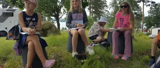 Författare höll "skola" på badet – barnen fyllde magiska väskor • Ny chans i dag