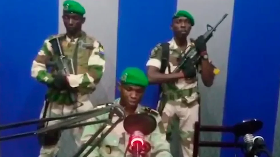 De tre nu dömda militärerna då de framträdde i statlig tv i januari 2019 under ett kortlivat kuppförsök mot president Ali Bongo.