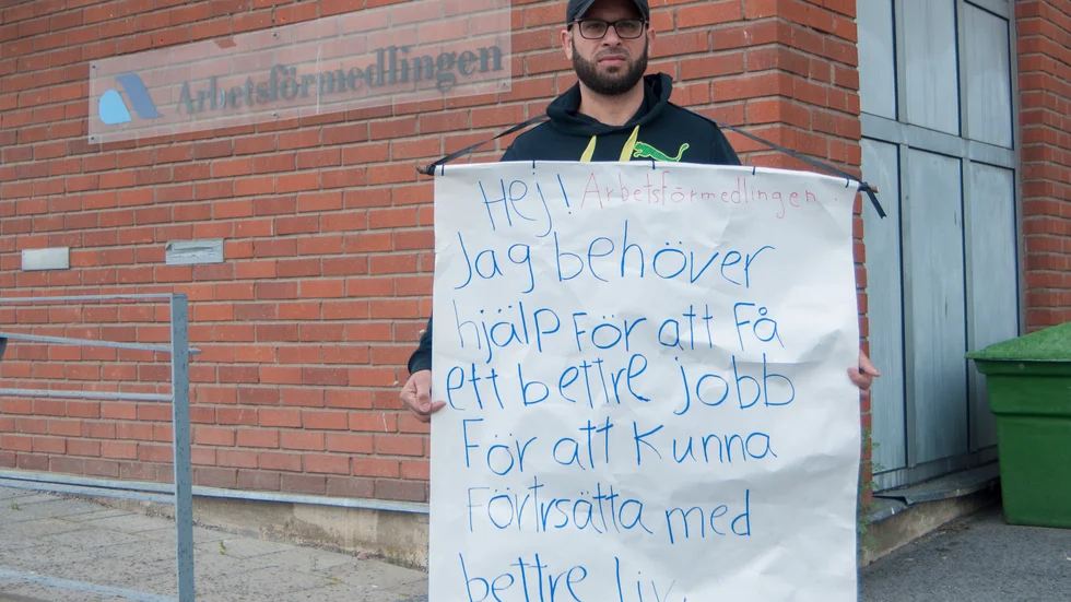 Mostafa Aldek demonstrerar utan Arbetsförmedlingen i Nyköping.