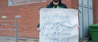 Ensam man demonstrerar utanför Arbetsfömedlingen i Nyköping