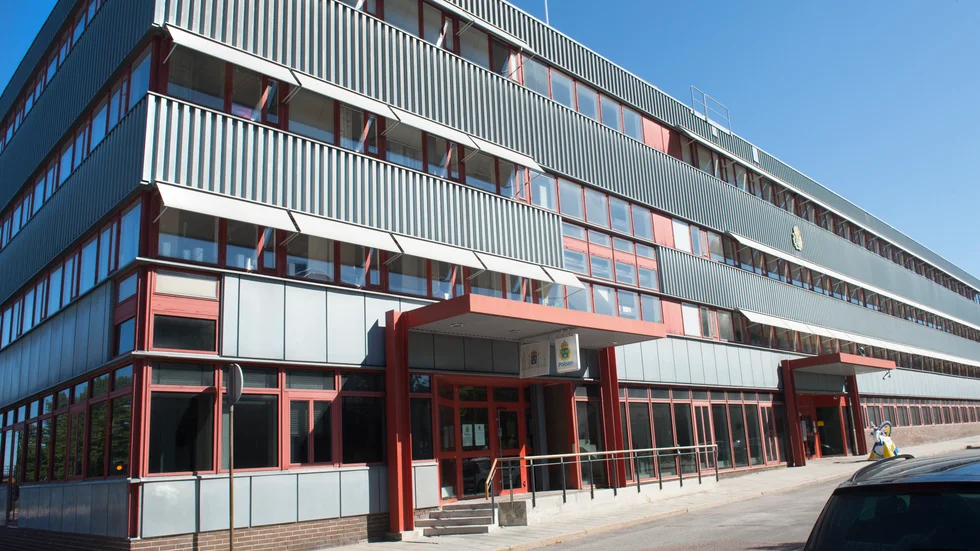 En polisanställd i Gävle åtalas för att ha plockat fram hemliga uppgifter och delat med sig av dem till en kriminell person. Arkivbild, polishuset i Gävle.