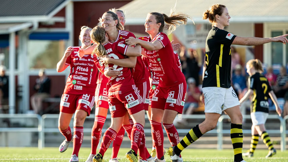 Glädjescener från LF Arena när Piteå IF besegrade AIK med 4–0.