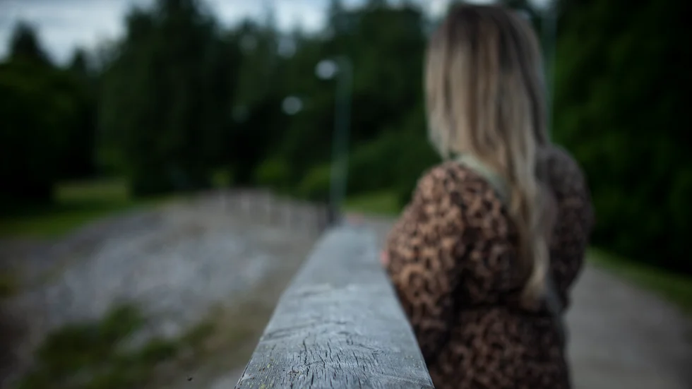 Carolines son blev hemmasittare i högstadiet på grund av psykisk ohälsa och socialt utanförskap. Trots att flera källor bekräftar att Caroline gjort allt hon kunnat för att hjälpa sin son att orka återgå till skolan tvingades hon slutligen betala vite för brott mot skolplikten. Hon är den enda mamma i Piteå som tvingats betala vite sedan 2013.