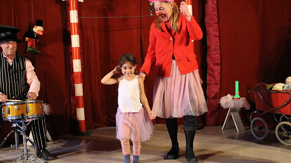 Melissa Barhanko, 5, var med på en liten cirkusskola efter föreställningen av "Molly Blom show" med Eva Carlsson och Marcho Marchev.